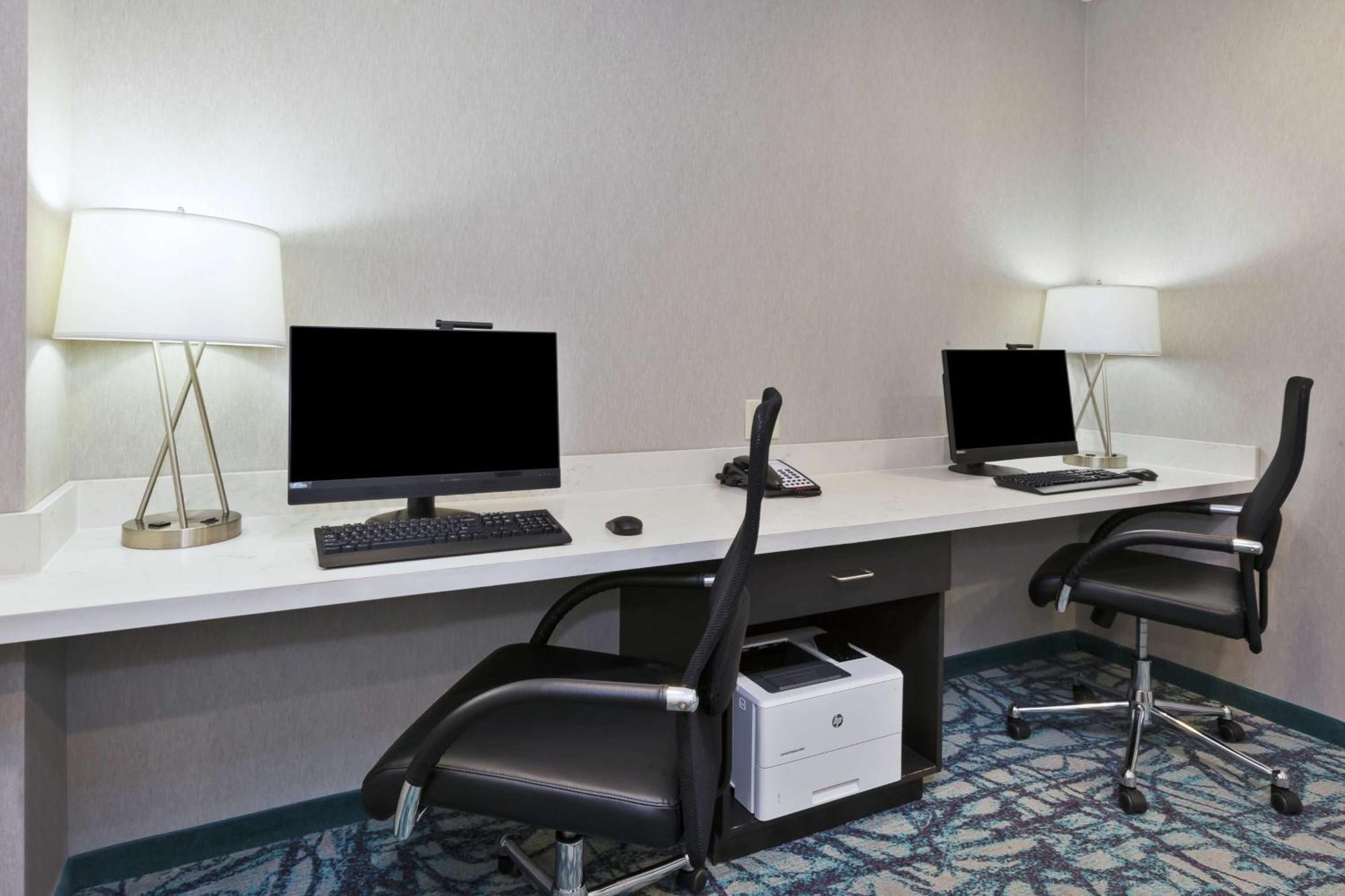 Hampton Inn Седалия Екстериор снимка