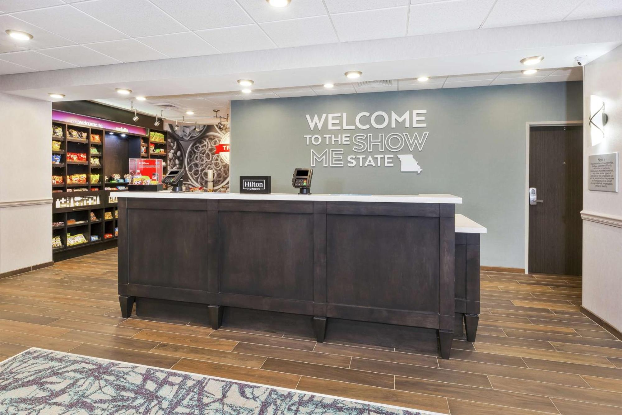 Hampton Inn Седалия Екстериор снимка