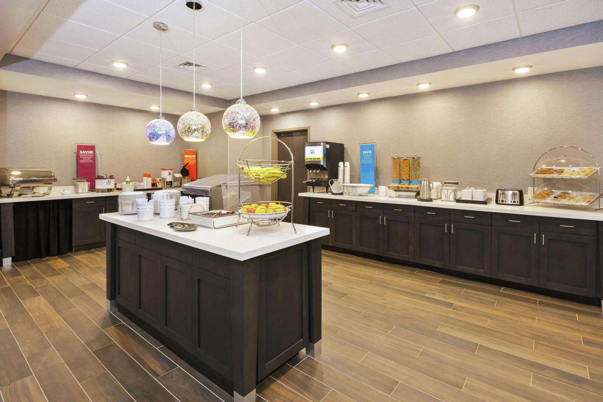 Hampton Inn Седалия Екстериор снимка