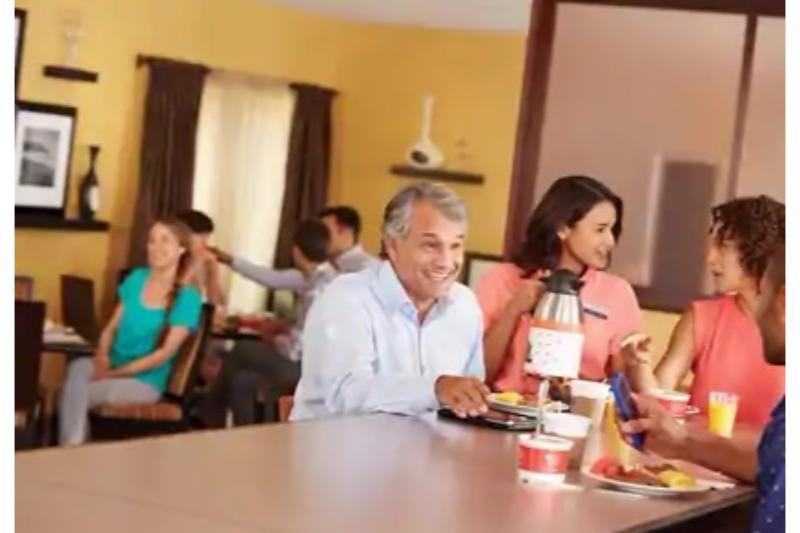 Hampton Inn Седалия Екстериор снимка