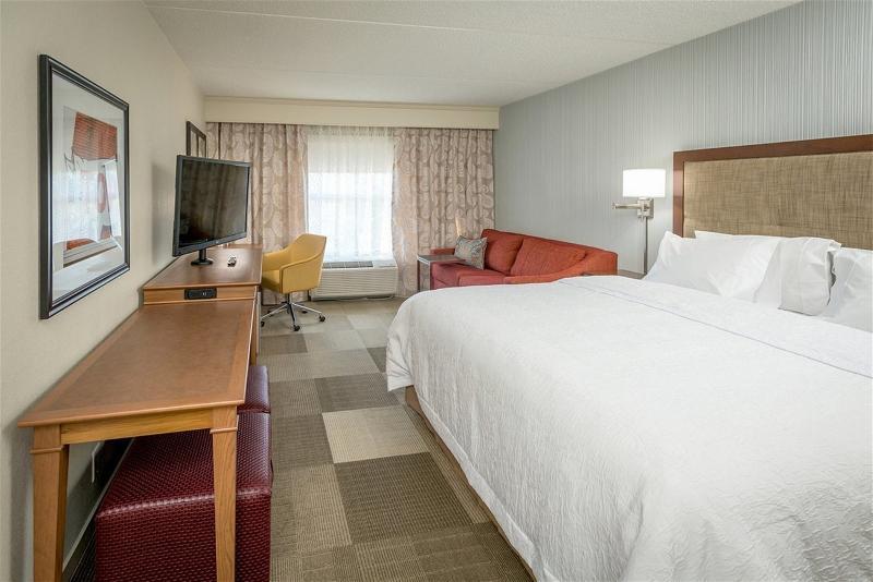 Hampton Inn Седалия Екстериор снимка
